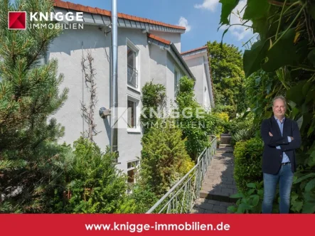 Titelbild  - Haus kaufen in Bergisch Gladbach - +++ 3125 - Wohntraum mit 3 Wohneinheiten in exklusiver, zentraler Lage von Moitzfeld +++