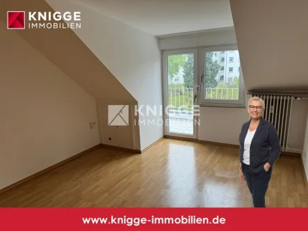 Titelbild  - Wohnung mieten in Köln - +++ 3193 - Ideal für Paare! 3-Zimmer-DG-Wohnung mit Balkon in ruhiger Lage von Köln-Holweide +++