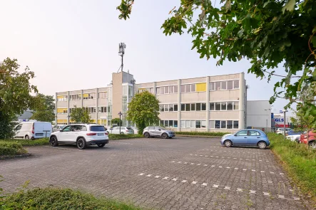 Parkplatz und Objektansicht - Halle/Lager/Produktion mieten in Bielefeld - Großzügige Bürofläche im Bielefelder Süden mit idealer Verkehrsanbindung