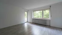 Wohn- und Essbereich mit Zugang zum Balkon