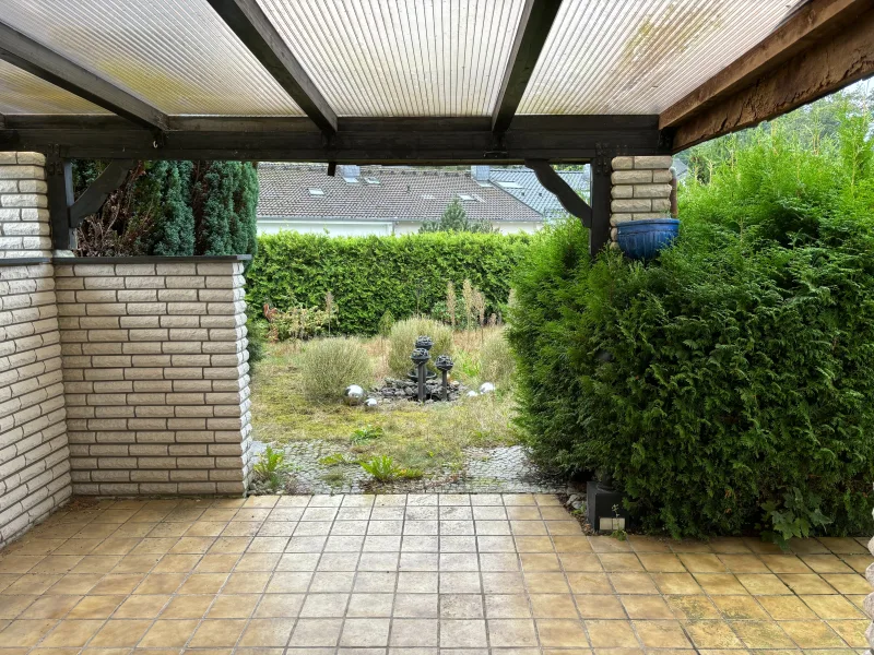 Überdachte Terrasse mit Blick in den Garten