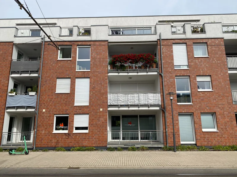 Hausansicht - Wohnung mieten in Bielefeld - Sehr gepflegte und helle 3 Zimmer-Wohnung mit Balkon und Tiefgaragen-Stellplatz