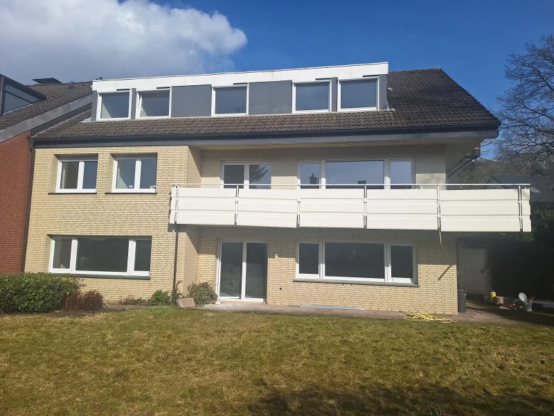 Objektrückansicht - Wohnung mieten in Bielefeld - Modernisierte 2-ZKB Souterrainwohnung in Bielefeld-Brackwede am Südhang mit Gartenterrasse