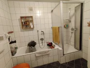 mit Dusche und Badewanne