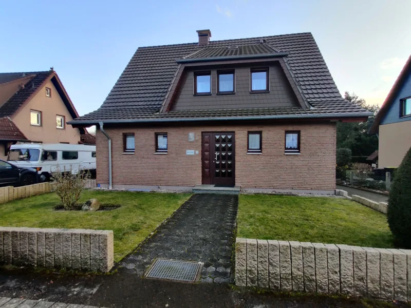 Straßenansicht - Haus kaufen in Bielefeld - Zweifamilienhaus im Herzen von Bielefeld-Quelle