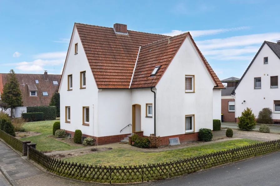 Straßenansicht - Haus kaufen in Halle/Westf. - Baugrundstück inklusive! 2-Familienhaus mit Doppelgarage