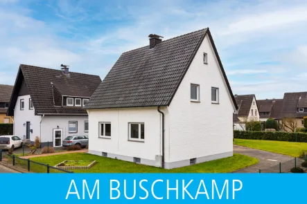 Ansicht - Haus kaufen in Schloß Holte-Stukenbrock - Familienfreundlich in toller Wohnlage!Einfamilienhaus mit Garagen