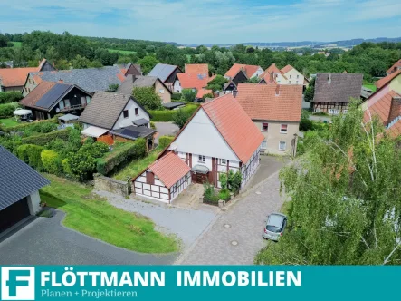 Luftansicht - Haus kaufen in Blomberg / Reelkirchen - Sanierungsbedürftiges Fachwerkhaus in naturnaher Lage von Blomberg-Reelkirchen!