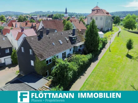 Luftansicht - Haus kaufen in Horn-Bad Meinberg - Wohnen an der Burg! Großzügiges Doppelhaus in attraktiver Lage von Horn!