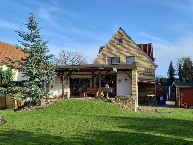 Außenansicht - Haus kaufen in Herford / Elverdissen - Pfiffige Doppelhaushälfte mit parkähnlichem Garten