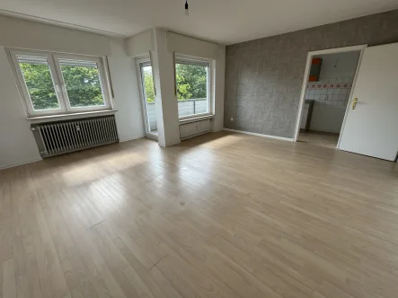 Wohnzimmer - Wohnung kaufen in Bielefeld / Hillegossen - Fenster und Elektrik bereits erneuert