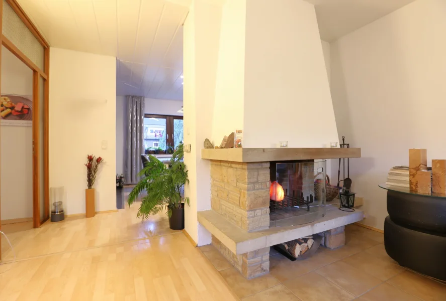 Kamin im Wohnzimmer - Wohnung kaufen in Essen - mit Balkon und Kamin - Wohnung in Essen