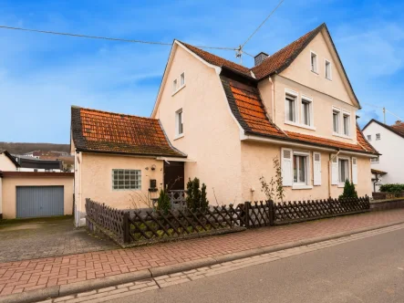 Außenansicht - Haus kaufen in Schloßböckelheim - "Charmante Doppelhaushälfte mit Idyllischem Garten"