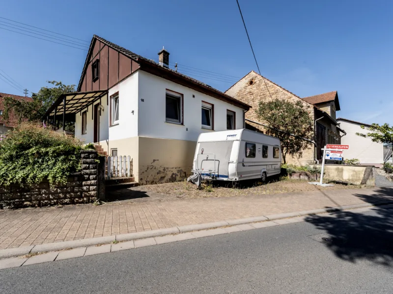 Außenansicht - Haus kaufen in Hallgarten - Top-Angebot: Einfamilienhaus zum günstigen Preis