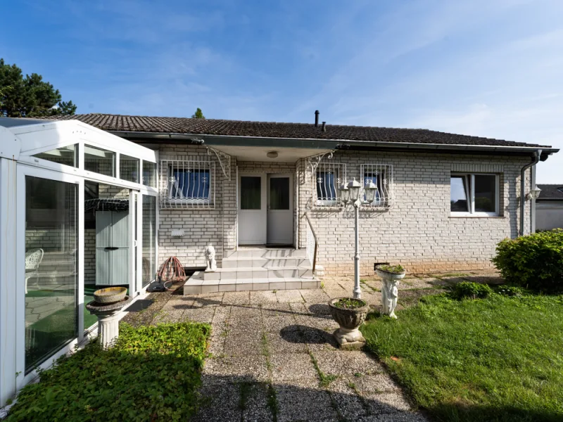 Hauseingang - Haus kaufen in Bingen am Rhein - Bungalow am Rochusberg, Wohnen auf einer Ebene plus Souterrain