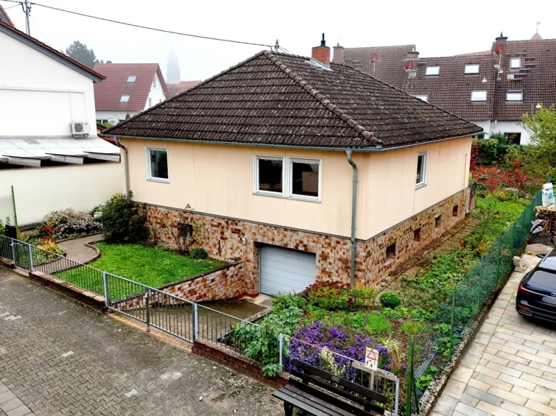 Strassenansich - Haus kaufen in Gau-Algesheim - Bungalow - Wohnen auf einer Ebene, zentral in Gau-Algesheim