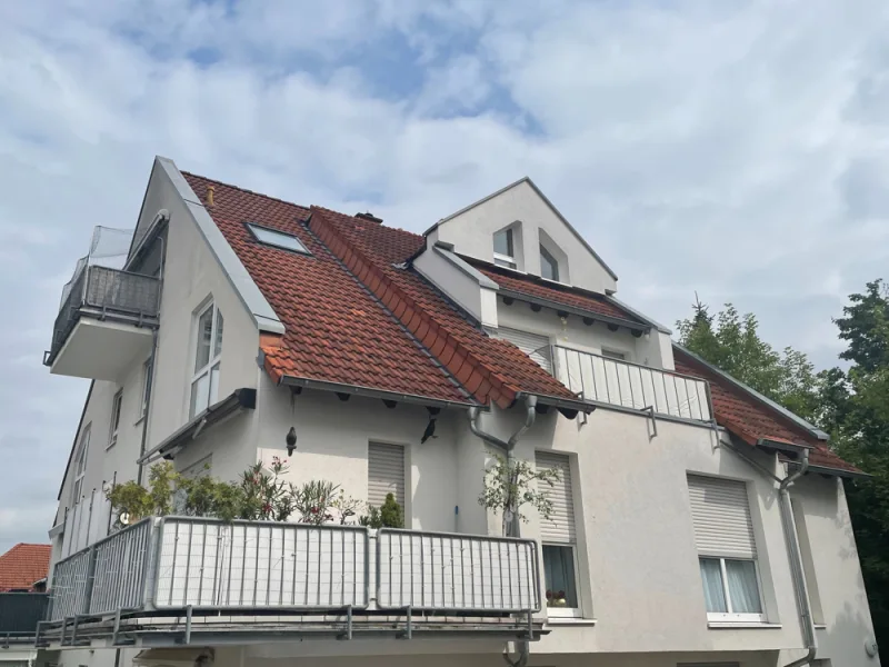 Ansicht mit Balkon - Wohnung kaufen in Ingelheim - Sonniger Auftritt mit Südwest Balkon