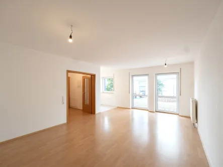 Raum schräg mit Fenstern - Wohnung mieten in Bingen - 1-Zimmer Erdgeschosswohnung mit Terrasse und Tiefgaragenstellplatz