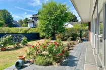 Terrasse und Blick in den Garten