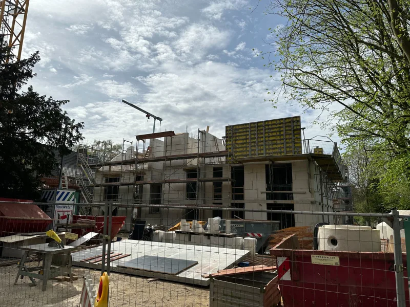 Baustelle am 07.04.2024 - Wohnung kaufen in Bochum - Rohbau fast fertig: Kleiner Garten - Großes Glück