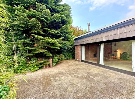 Große geräumige Terrasse mit Außenkamin - Haus kaufen in Bochum - Familienwohnglück im Dornröschenschlafin Linden