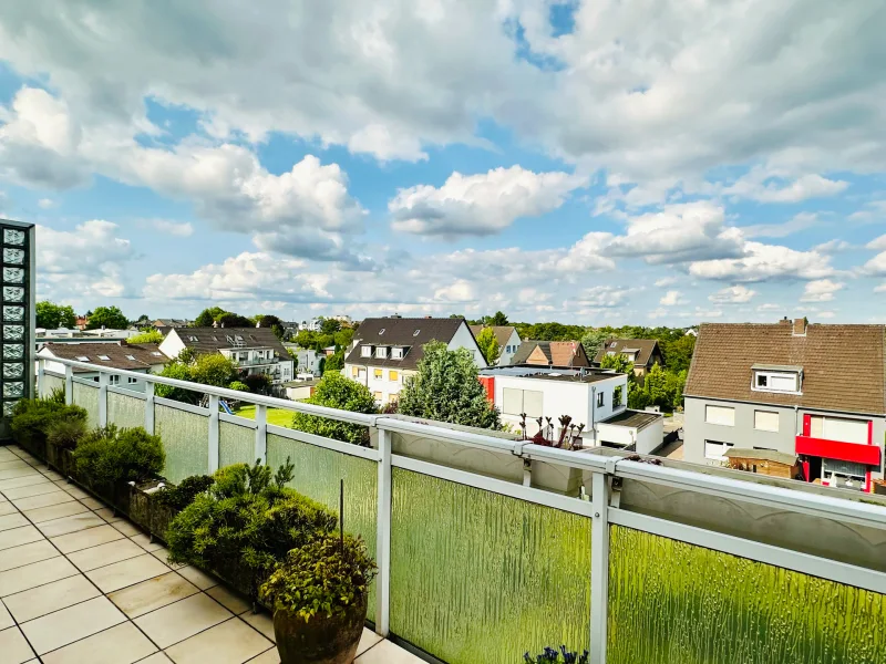 Üppiger Balkon mit schöner Aussicht 