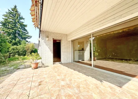 Terrasse teilweise überdacht - Haus kaufen in Bochum - Bungalow in zweiter Reihe gelegenin Oberdahlhausen