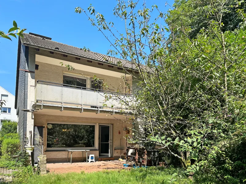 Gartenansicht  - Haus kaufen in Bochum - Freistehendes Split-Level-Haus in direkter Waldrandlage von Linden