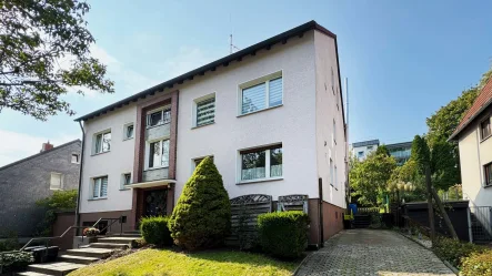 Vorderansicht  - Haus kaufen in Bochum - Freistehendes Mehrfamilienhaus an den Grummer Teichen in Grumme