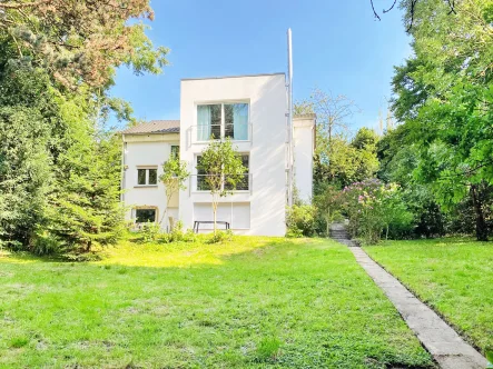 Rückansicht  - Haus kaufen in Bochum - Parkähnliches Anwesen am Laerholzer Wald in Querenburg