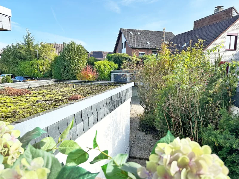 Ausblick vom Balkon, begrüntes Garagendach