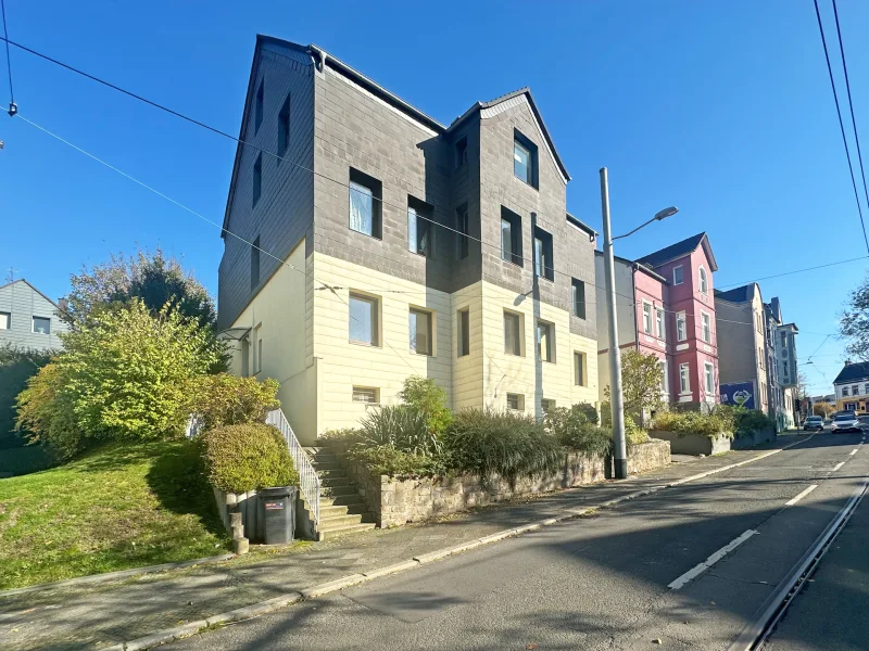 Titelbild - Haus kaufen in Bochum - Dreifamilienhaus mit Platz zum Einziehenin Linden