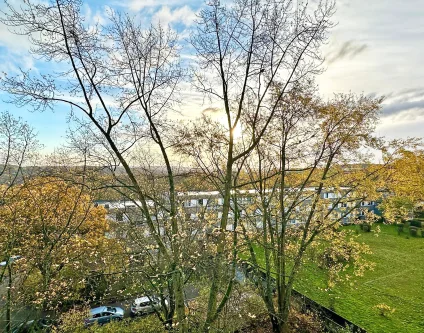 Blick aus dem Schlafzimmer Richtung Tiefgarage - Wohnung kaufen in Bochum - Schöne Aussicht inkl. Tiefgaragenstellplatzin Querenburg (Hustadt)