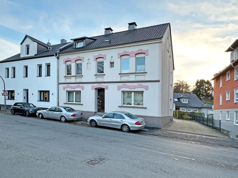 Straßenansicht - Haus kaufen in Bochum - Dreifamilienhaus im Herzenvon Eppendorf