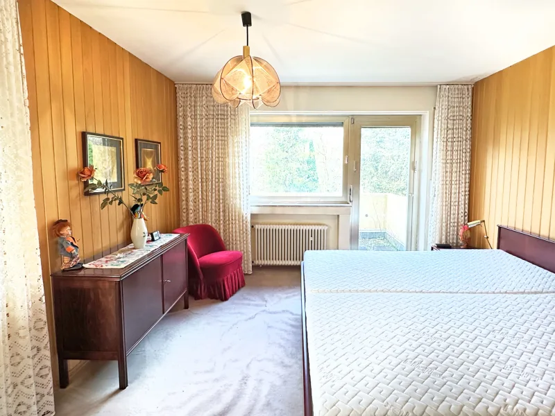 Schlafzimmer mit Balkon und angrenzender Ankleide