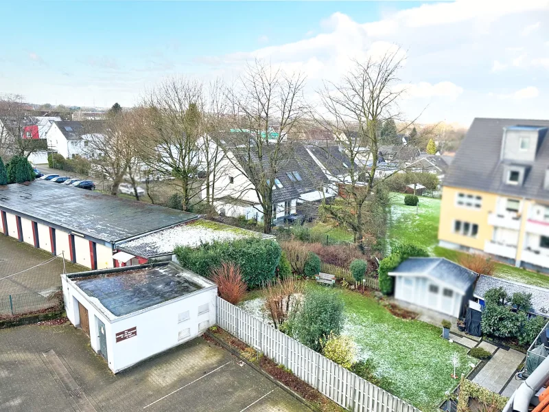 Ausblick auf den Hof zum Stellplatz (rechts neben Garage)