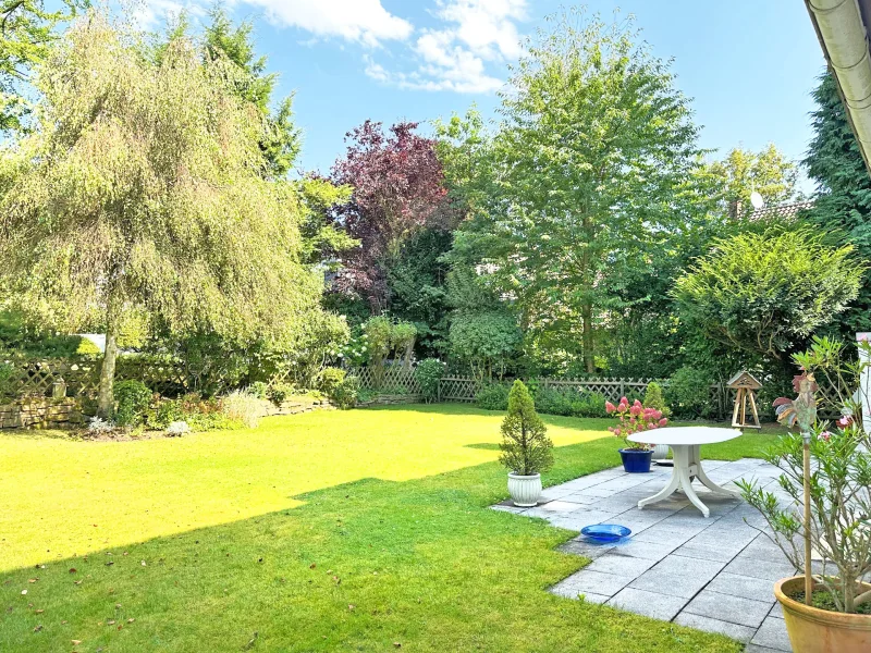 Hübscher Garten mit Terrasse