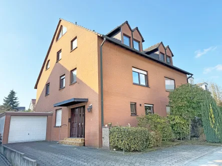 Frontansicht - Haus kaufen in Bochum - Ein- bis Zweifamilienhaus mit viel Platzin Stiepel