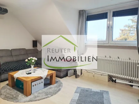 NEU zur Vermietung in Herne Wanne-Eickel - Wohnzimmer - Reuter Immobilien – Immobilienmakler - Wohnung mieten in Herne / Röhlinghausen - Gemütliche 2,5 Raum-Dachgeschosswohnung im schönen Röhlinghausen