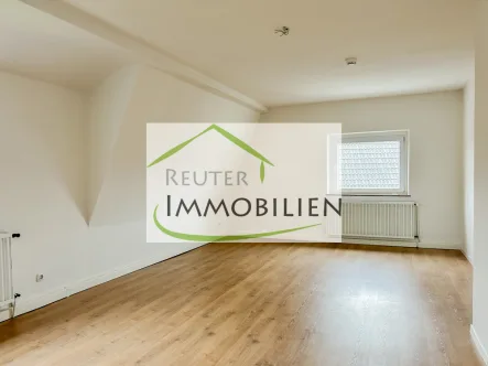 NEU zur Vermietung in Bochum Linden - Wohnzimmer - Reuter Immobilien -  Immobilienmakler (2) - Wohnung mieten in Bochum - Großzügige Dachgeschosswohnung in ruhigem Drei-Parteien-Haus!