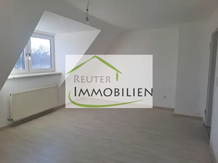 NEU zur Vermietung in Herne Mitte - Wohnzimmer - Reuter Immobilien – Immobilienmakler (2) - Wohnung mieten in Herne - Einzugsbereite 2,5 Raum-Wohnung Nähe Herner Innenstadt und idealer Anbindung an die RUB