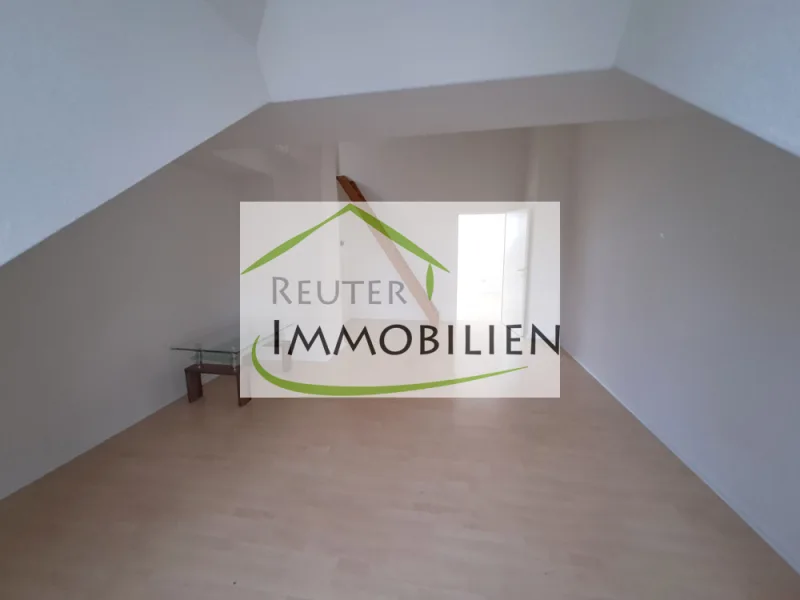 NEU zur Vermietung in Bochum Zentrum - Wohnzimmer- Reuter Immobilien – Immobilienmakler - Wohnung mieten in Bochum - Ausgefallene Dachgeschosswohnung im Bochumer Zentrum