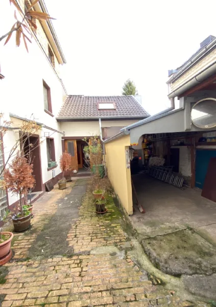 Innenhof und Carport