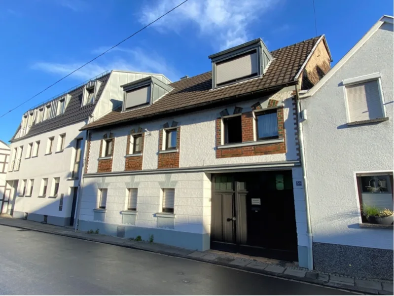 Exposéfoto - Haus kaufen in Bonn - Individuelles Wohnhaus mit Innenhof und kleinem Gartenbereich in beliebter Lage von Graurheindorf