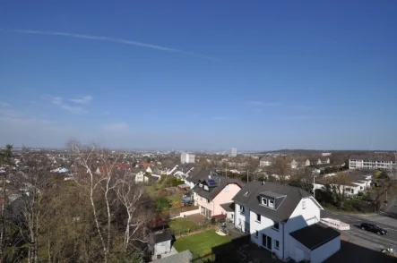 Ausblick - Büro/Praxis mieten in Bonn - Büro mit Blick über Bonn - und mit Parkplätzen + Bushaltestelle vor der Tür!