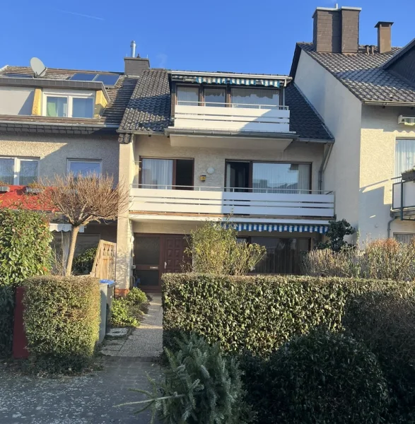 Vorderansicht - Haus kaufen in Bonn / Endenich - Bezugsfrei! Familien aufgepasst - TOP-Reihenmittelhaus - Raumwunder 7 Zimmer!  Sackgasse in Endenich