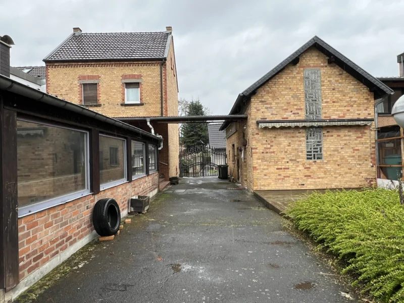 Innenhof - Haus kaufen in Sankt Augustin / Birlinghoven - Bezugsfrei! Handwerker aufgepasst!!!EFH mit Anbau, Nebengebäude und 2 Garagen in ruhiger Wohnlage