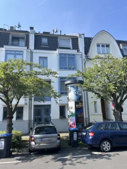 Sraßenansicht - Wohnung mieten in Bonn / Beuel-Mitte - Tolle moderne 3,5-Zimmer-Maisonette Whg.  (Haus in Haus) m. Sonnenbalkonen in Beuel-Mitte nahe Rhein