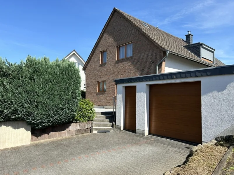 Frontansicht - Haus kaufen in Alfter - Freistehendes EFH mit 7 Zimmern, Sonnengarten & großer Garage in familienfreundlicher Lage in Alfter