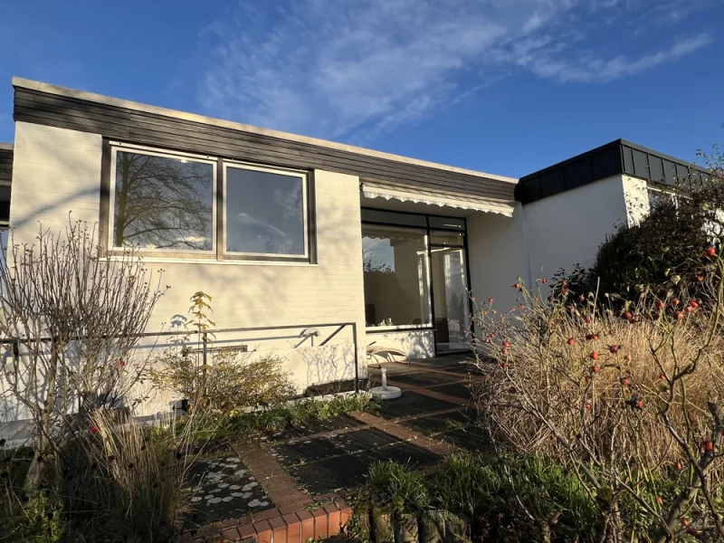 Gartenansicht - Haus kaufen in Bonn / Oberkassel - Bezugsfreier Reihen-Bungalow mit Patio und tollem Fernblick in schöner Halbhöhenlage Bonn-Oberkassel